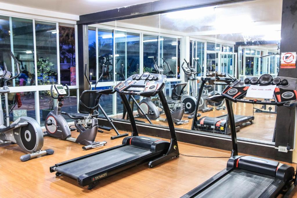 Fitness centrum a/nebo fitness zařízení v ubytování Siamgrand Hotel