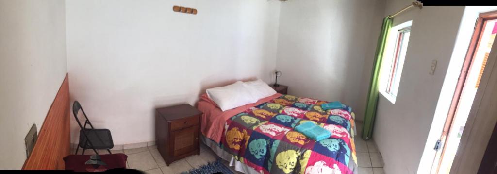 Uma cama ou camas num quarto em Hostal Siete Colores