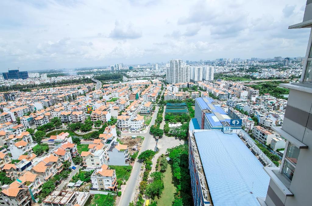 eine Luftansicht einer Stadt mit Gebäuden in der Unterkunft Sunrise City - 3 Bed Room - Full Furniture - City View in Ho-Chi-Minh-Stadt