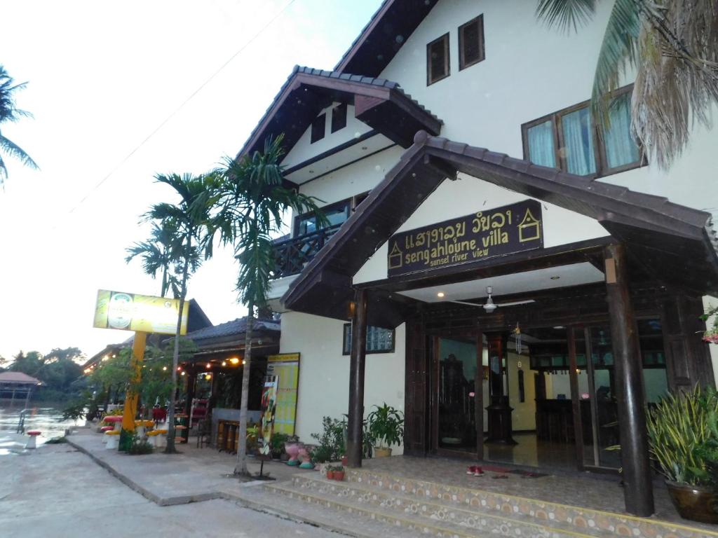 Ban Khon的住宿－Sengahloune Villa，前面有标志的建筑