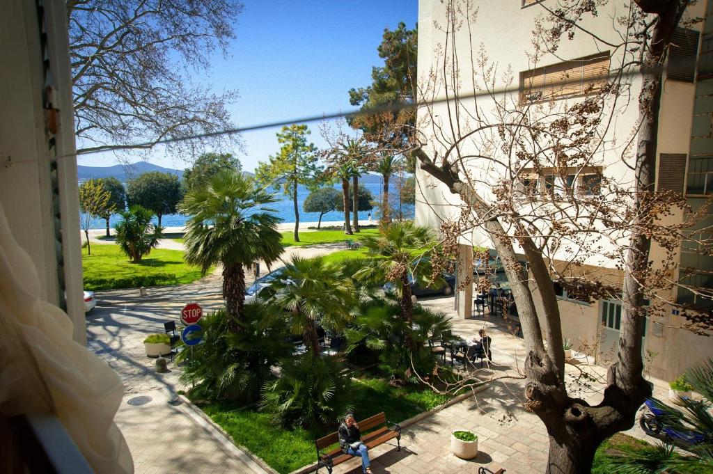 - une vue sur un parc arboré et un bâtiment dans l'établissement Sea Organ Apartment 1 & Garage for Free - Oldtown, à Zadar