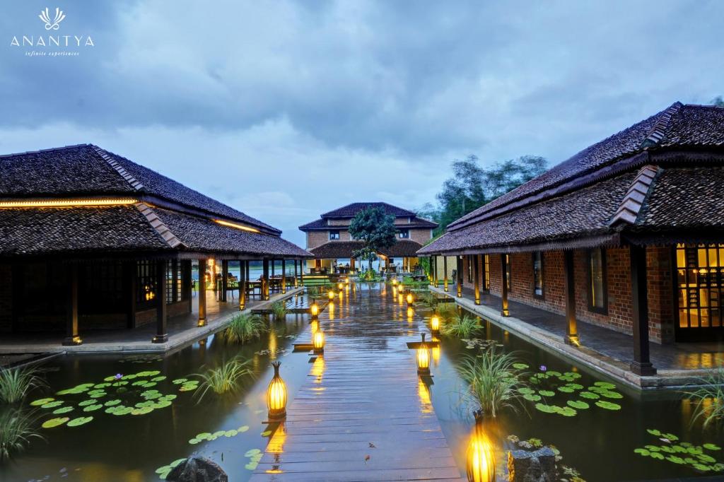 KalialAnantya By The Lake的水中一排灯的建筑