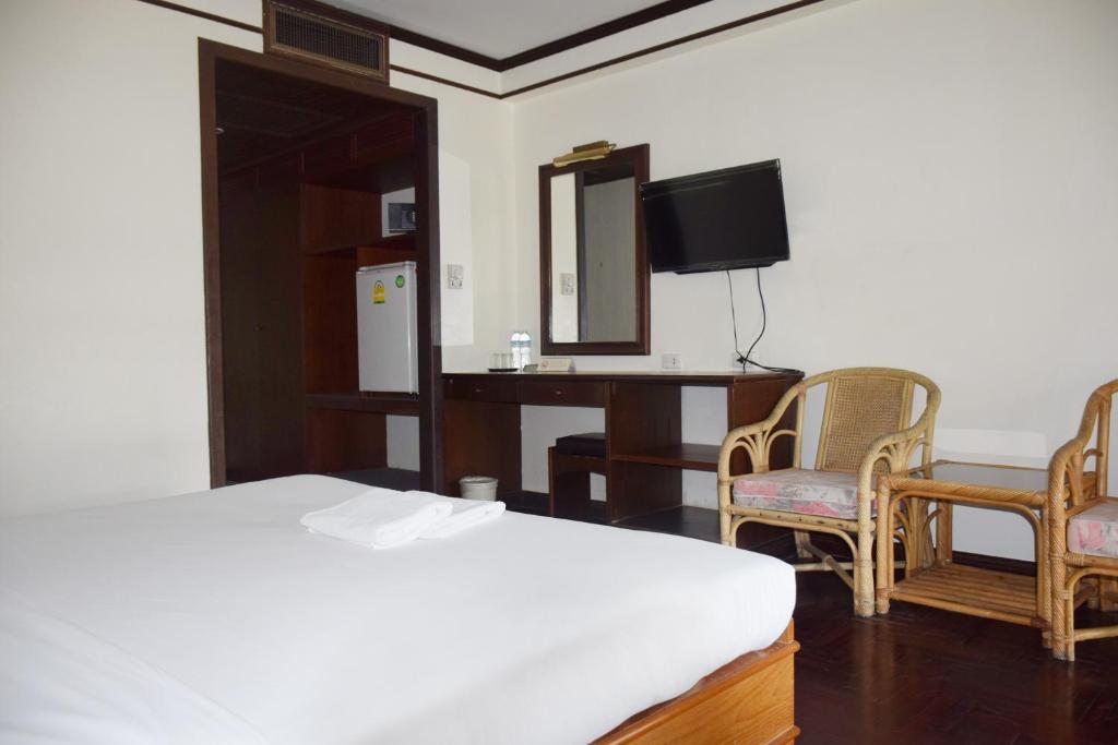 Postel nebo postele na pokoji v ubytování Puangpen Villa Hotel