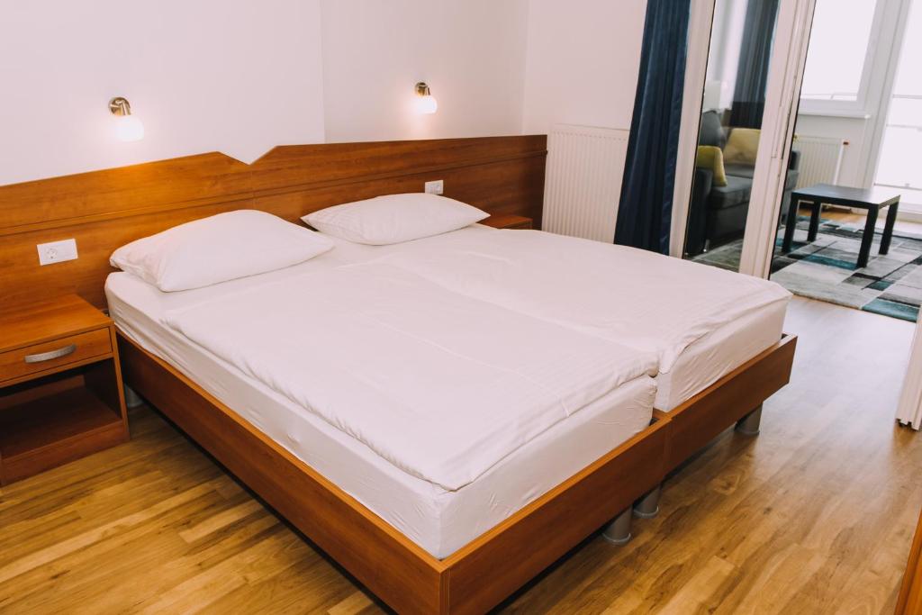 Postel nebo postele na pokoji v ubytování Hotel Bellevue