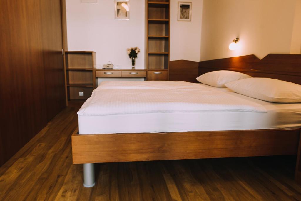 Postel nebo postele na pokoji v ubytování Hotel Bellevue