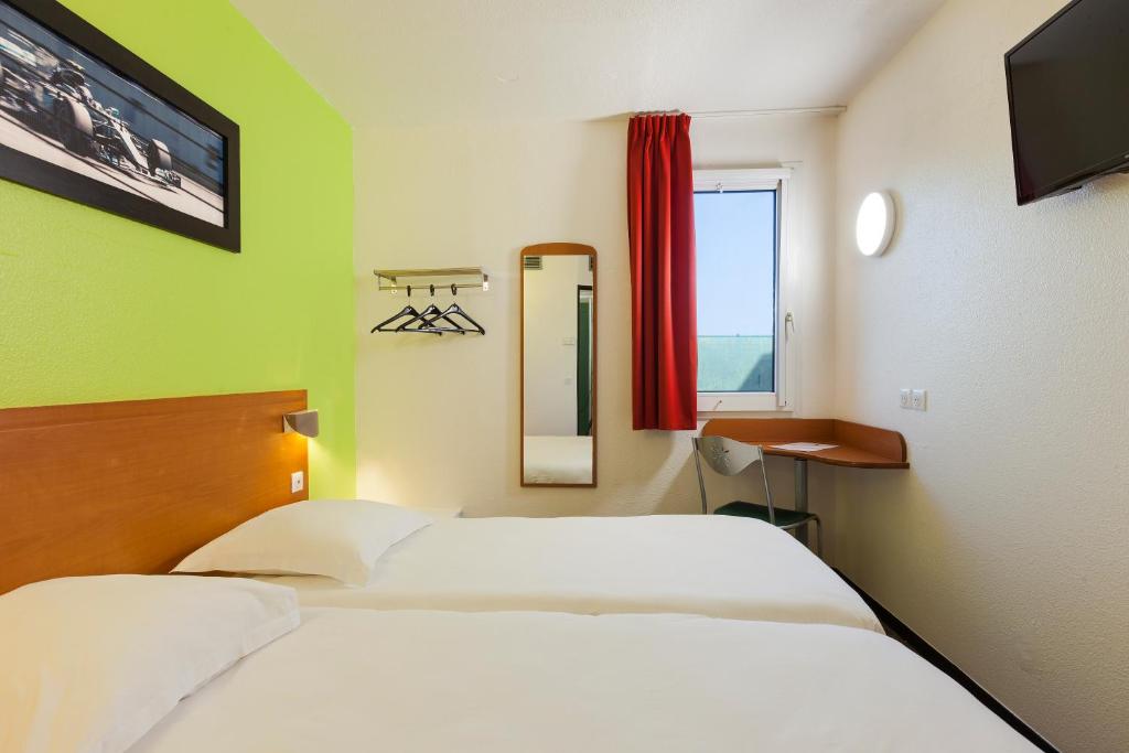 Postel nebo postele na pokoji v ubytování Enzo Hotels Chalons en Champagne