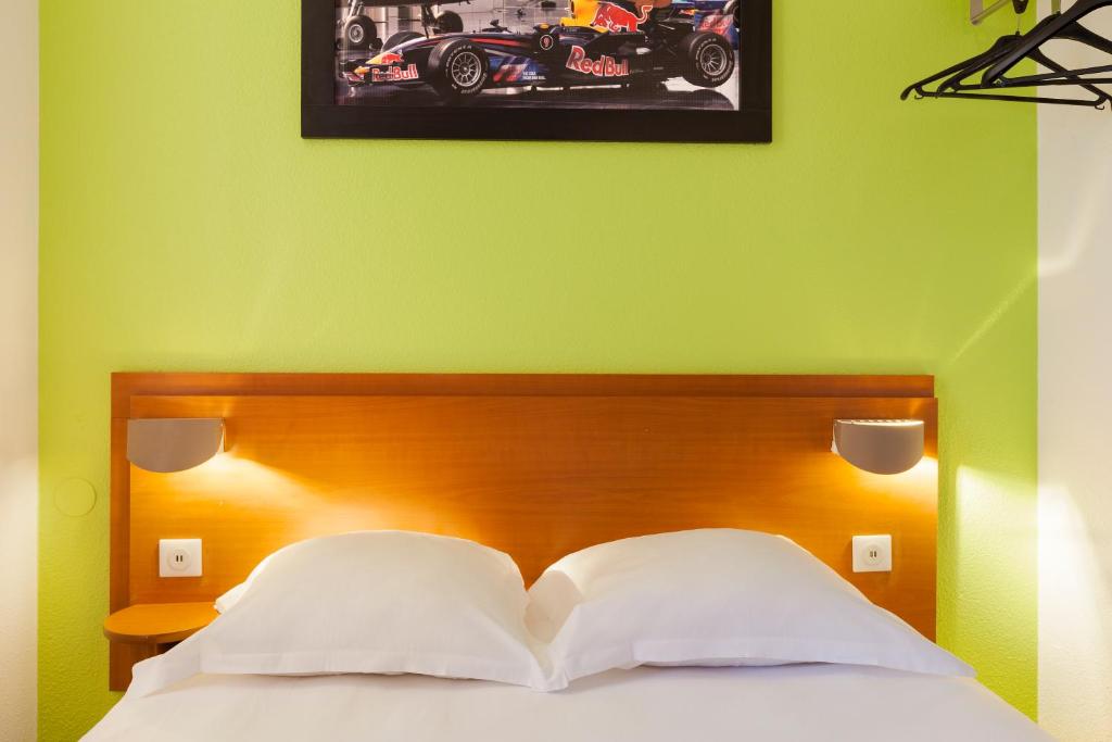Postel nebo postele na pokoji v ubytování Enzo Hotels Chalons en Champagne