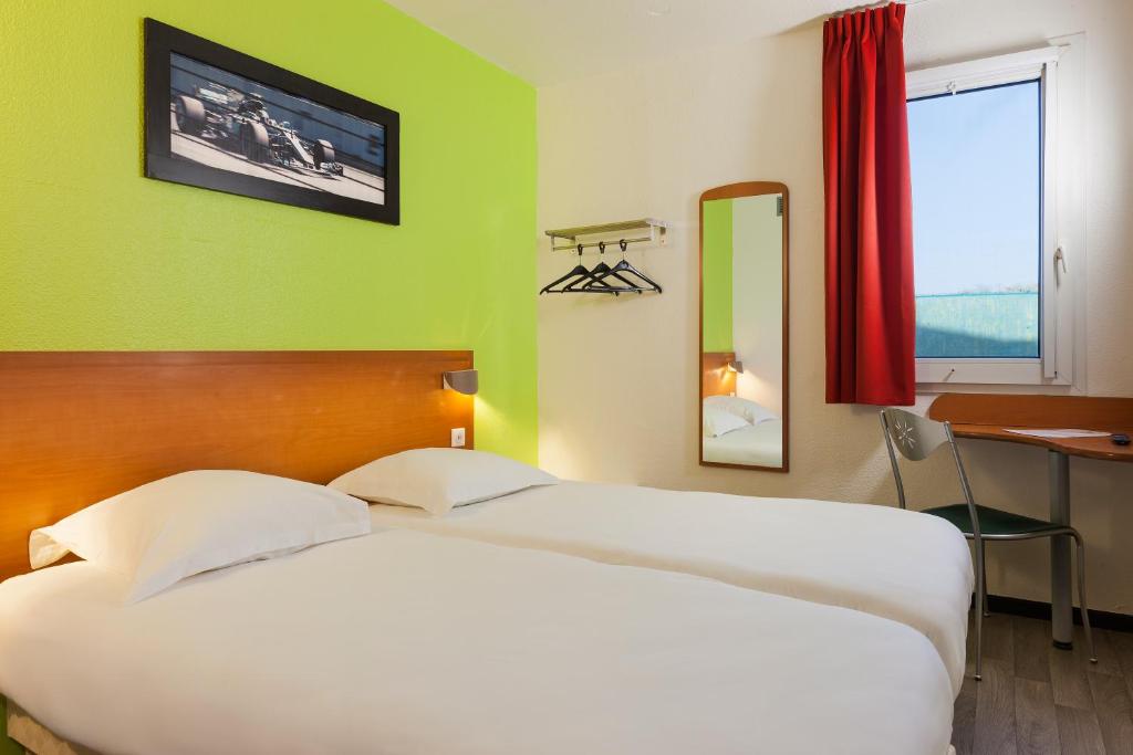 Postel nebo postele na pokoji v ubytování Enzo Hotels Chalons en Champagne