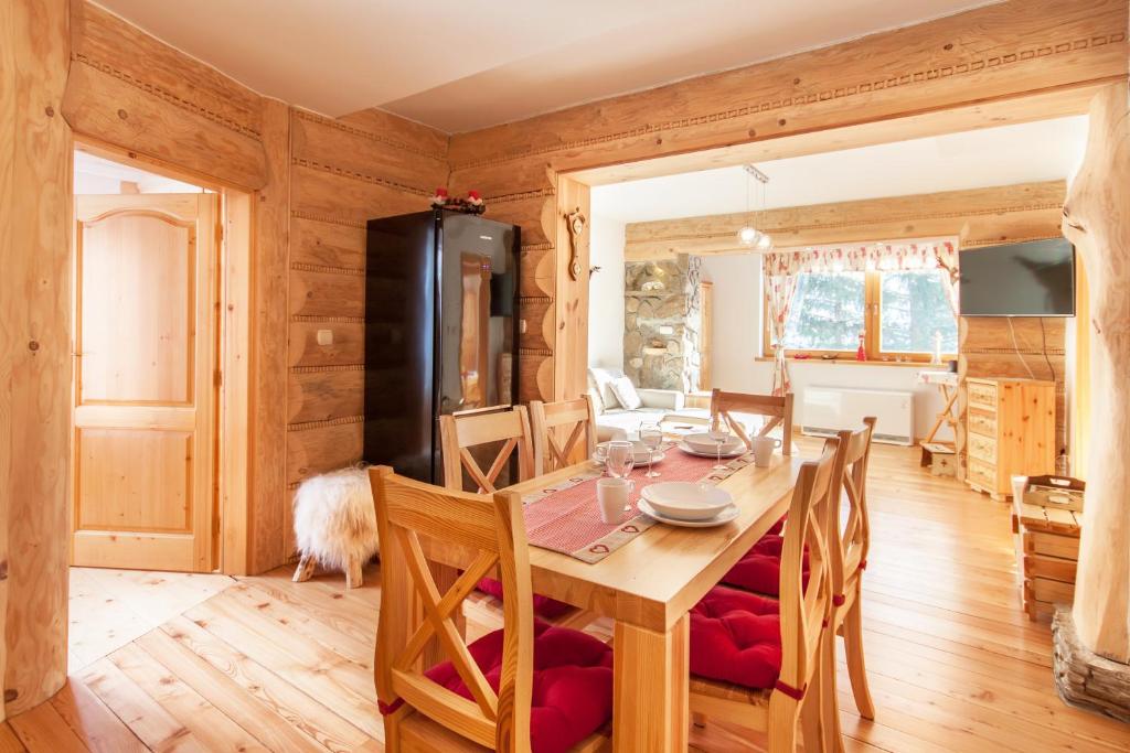 Posedenie v ubytovaní Willa Przy Dolinie Kościeliskiej - Prywatne Jacuzzi & Sauna