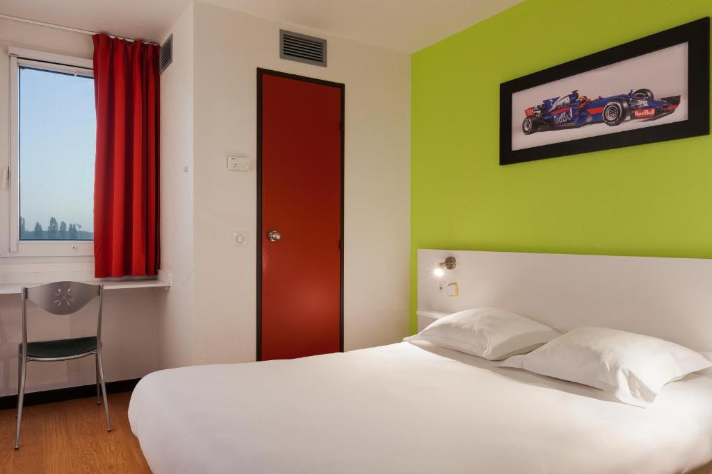 Postel nebo postele na pokoji v ubytování Enzo Hotels Chalons en Champagne