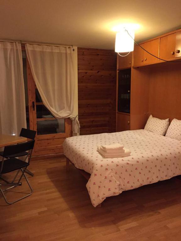 1 dormitorio con cama, mesa y escritorio en Pistas Esqui La Molina Masella, en La Molina