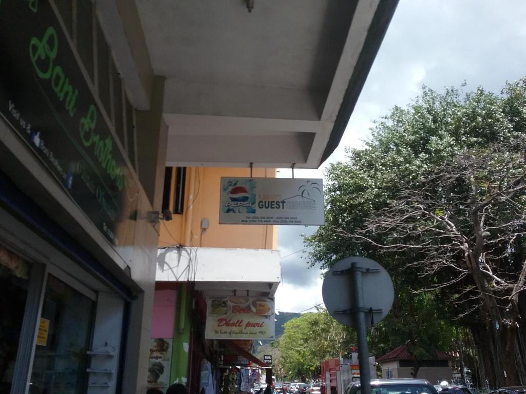 a street sign on the side of a building at La Plaine Verte Guesthouse in Port Louis