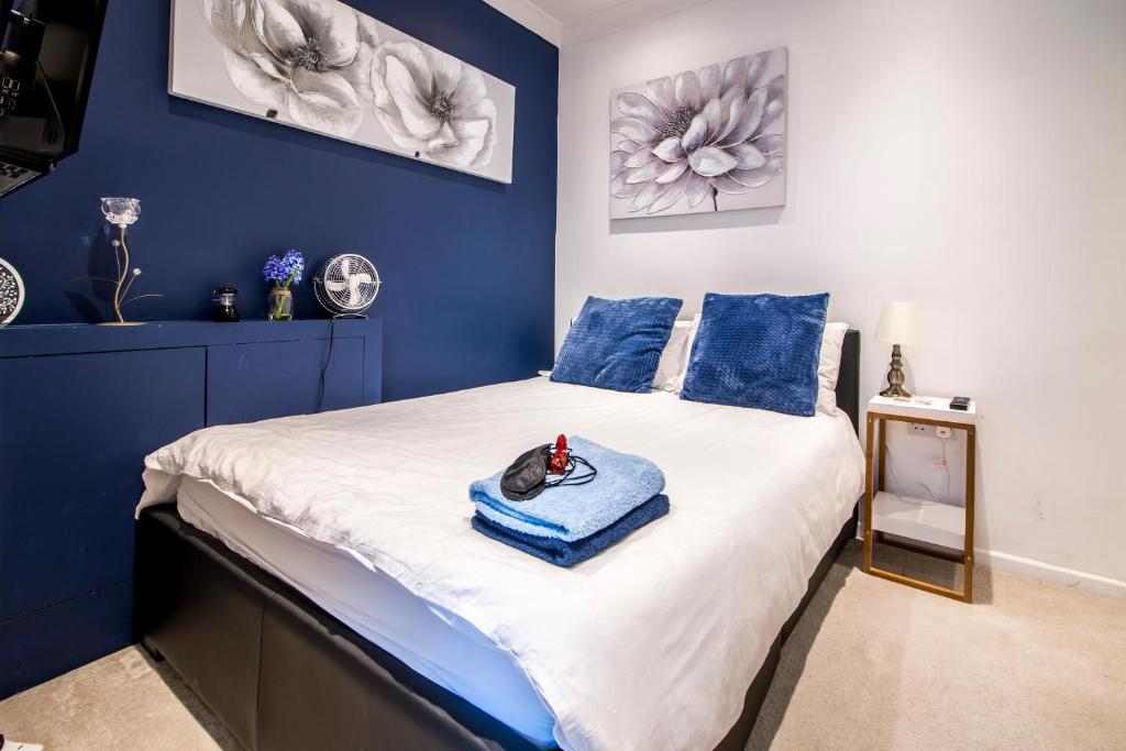 A bed or beds in a room at Beautiful Rooms Near Excel Center