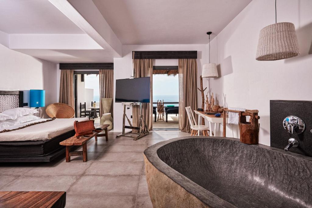 Postel nebo postele na pokoji v ubytování Myconian Utopia Relais & Chateaux