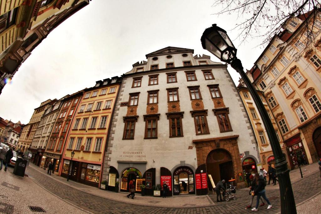 布拉格的住宿－Hostel HOMEr - Old Town Square，大型建筑前的街道灯