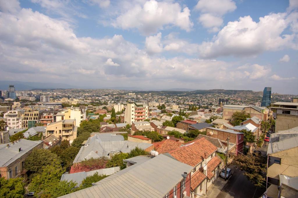 Nespecifikovaný výhled na destinaci Tbilisi nebo výhled na město při pohledu z hotelu