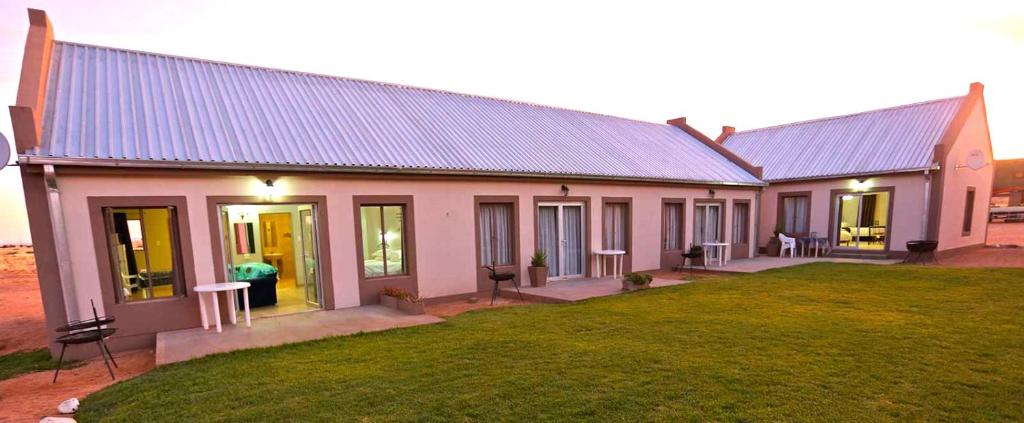 ein Haus mit einem lila Dach und einem Hof in der Unterkunft Grunau Chalets in Grünau
