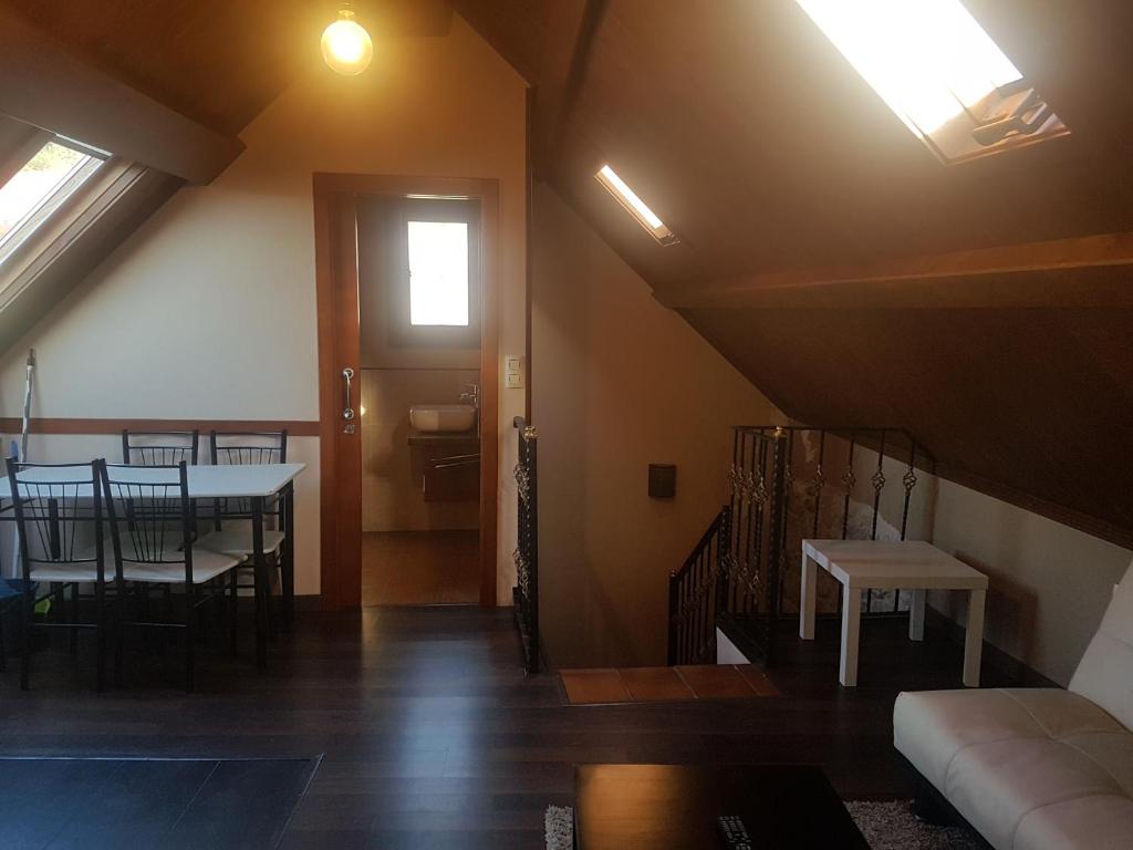 sala de estar con mesa y comedor en Casa Da Chousa, en Combarro