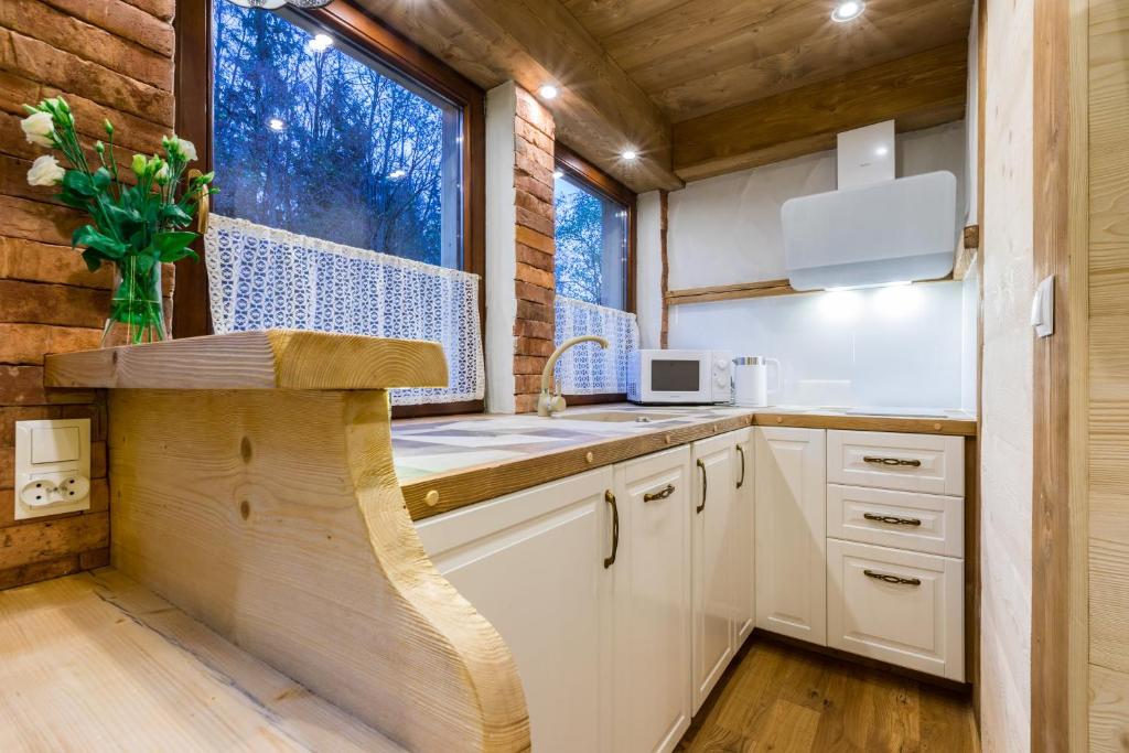 Kuchyňa alebo kuchynka v ubytovaní Apartamenty Szymaszkowa