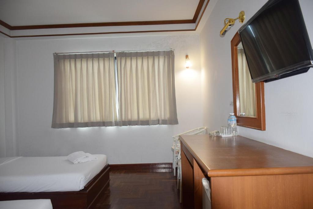 TV a/nebo společenská místnost v ubytování Puangpen Villa Hotel