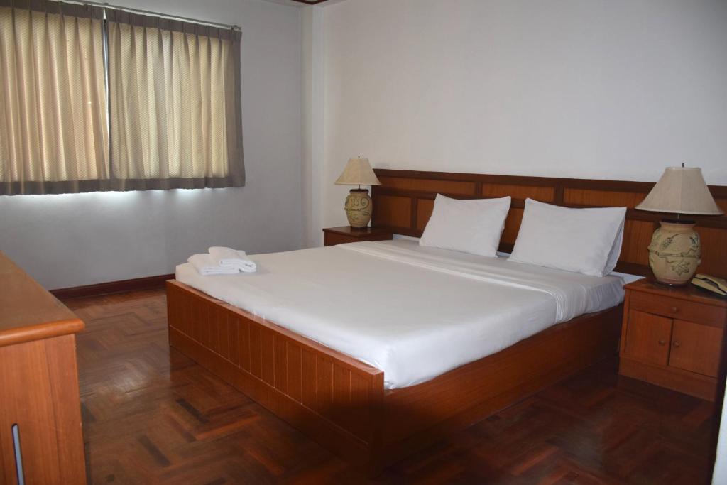 Postel nebo postele na pokoji v ubytování Puangpen Villa Hotel