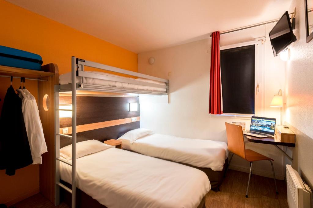 Postel nebo postele na pokoji v ubytování Premiere Classe Annecy Nord - Epagny