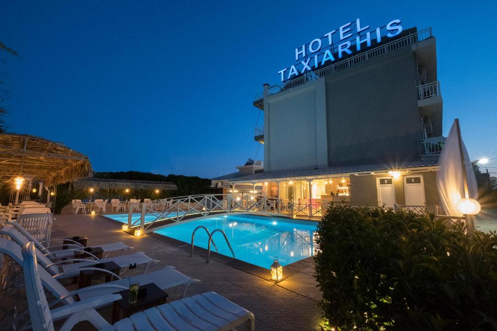Bazén v ubytování Hotel Taxiarhis nebo v jeho okolí