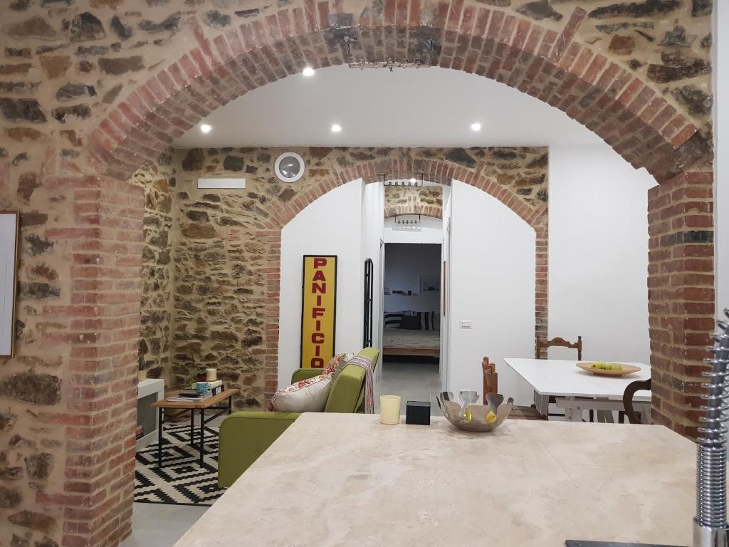 an archway in a living room with a brick wall at Casa Antico Forno in Manciano
