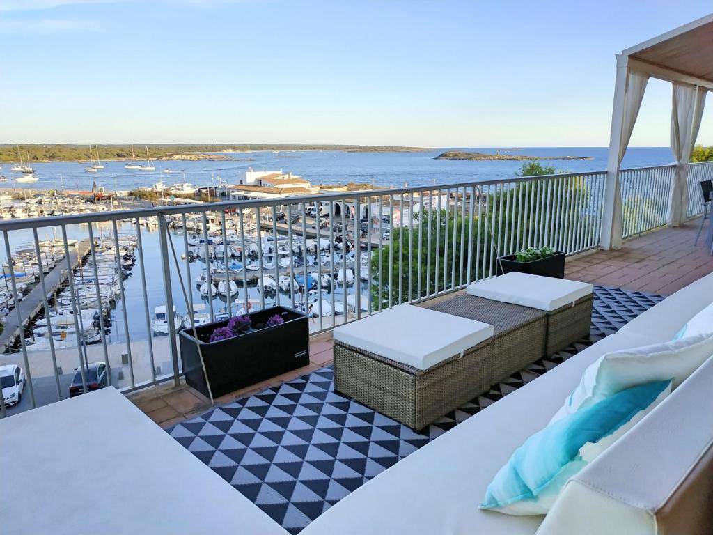 balcón con vistas al puerto deportivo en WHITE - EnjoytheSeainColonia WE RENT ONLY FROM SAT TO SAT, en Colonia de Sant Jordi