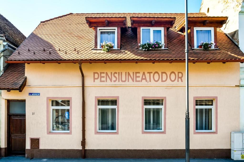 un edificio con un cartello per una residenza di Casa Todor a Sibiu