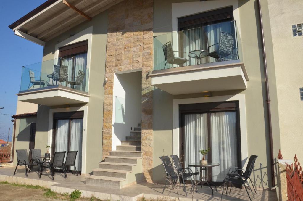 un edificio con sedie e tavoli sul balcone di 12 DOORS APARTMENTS a Stavros