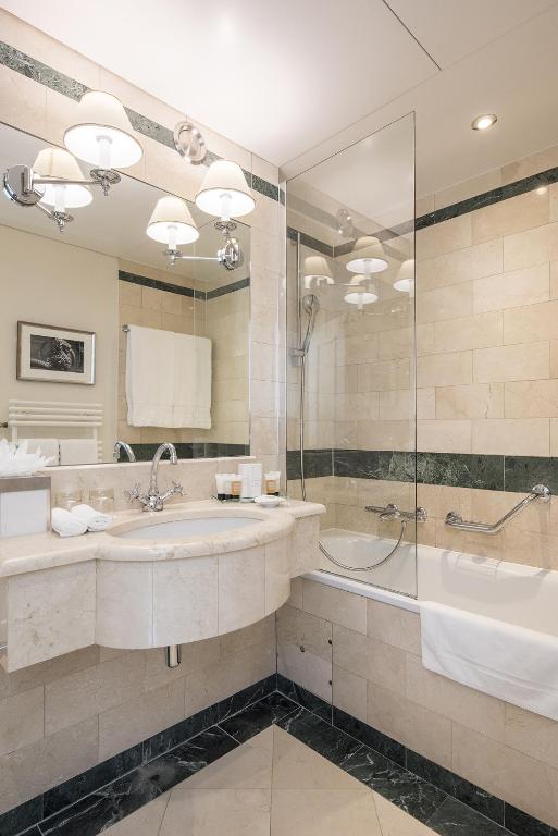 Un baño de Warwick Geneva