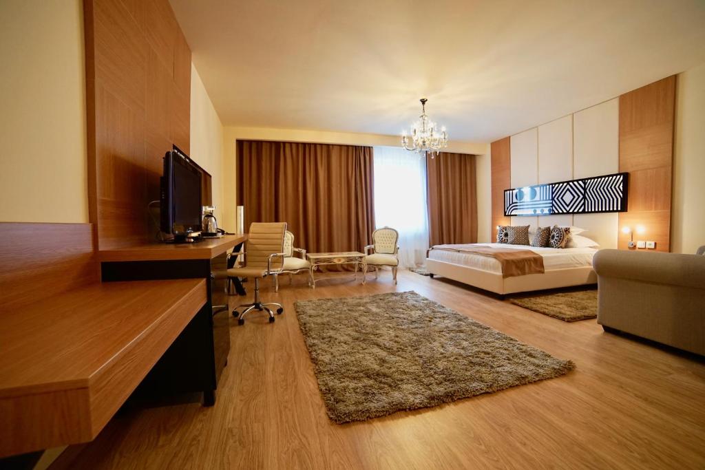 TV a/nebo společenská místnost v ubytování Astoria Hotel & SPA