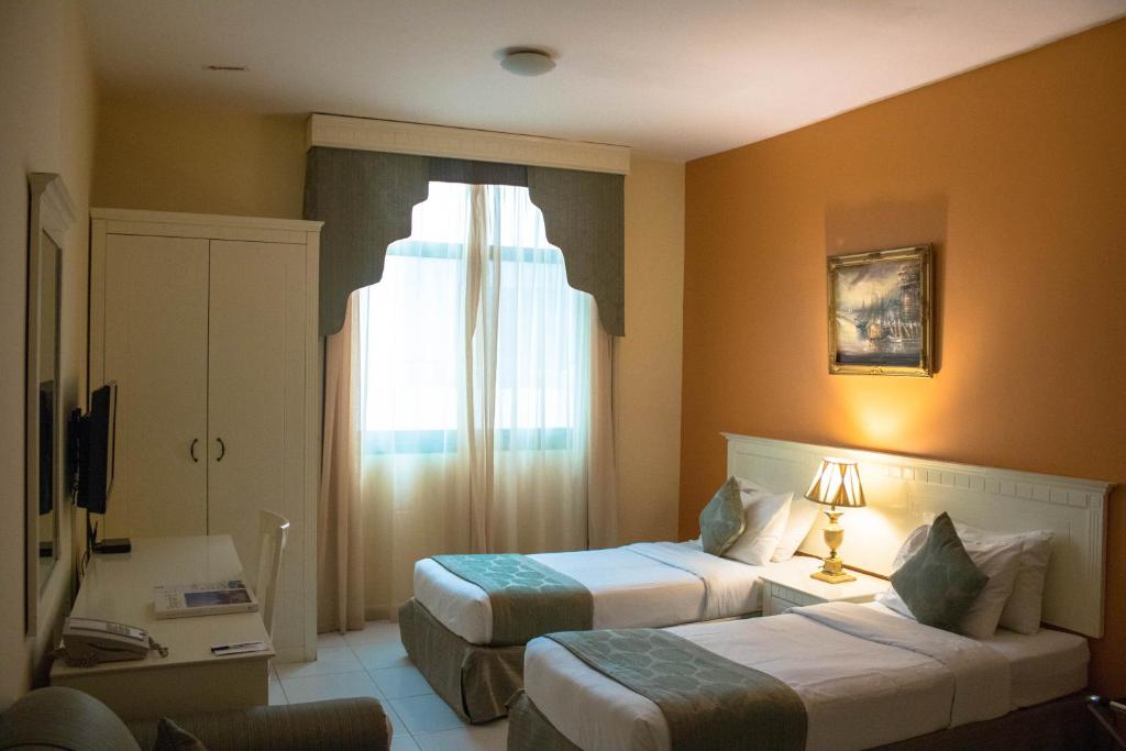 Postel nebo postele na pokoji v ubytování Al Maha Regency Hotel Suites - Managed by Aoudi Consultants
