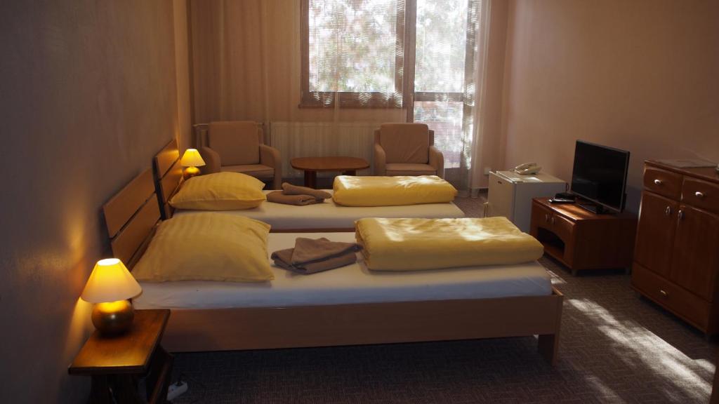 A bed or beds in a room at Hotel Slnecny Dvor
