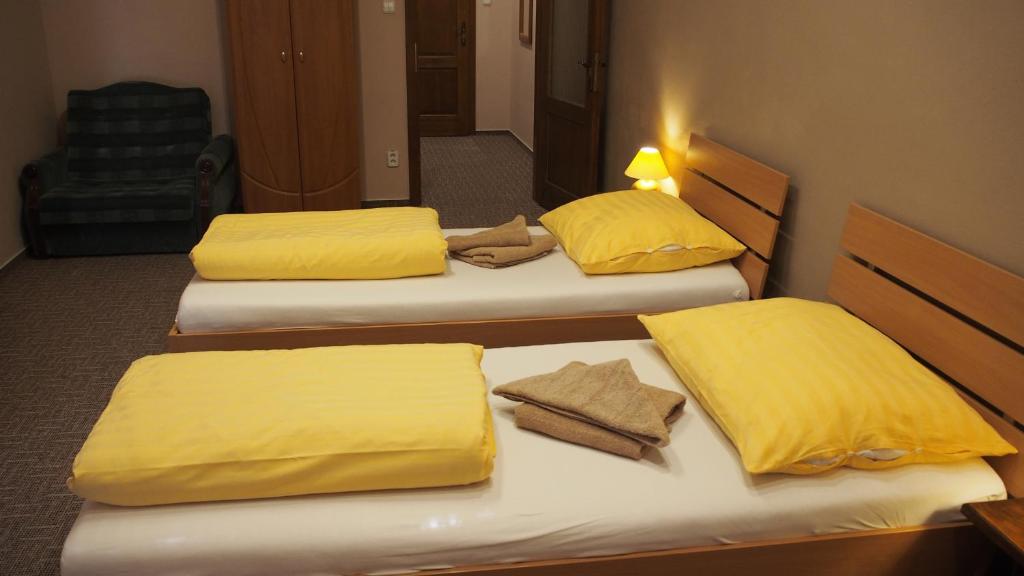 A bed or beds in a room at Hotel Slnecny Dvor