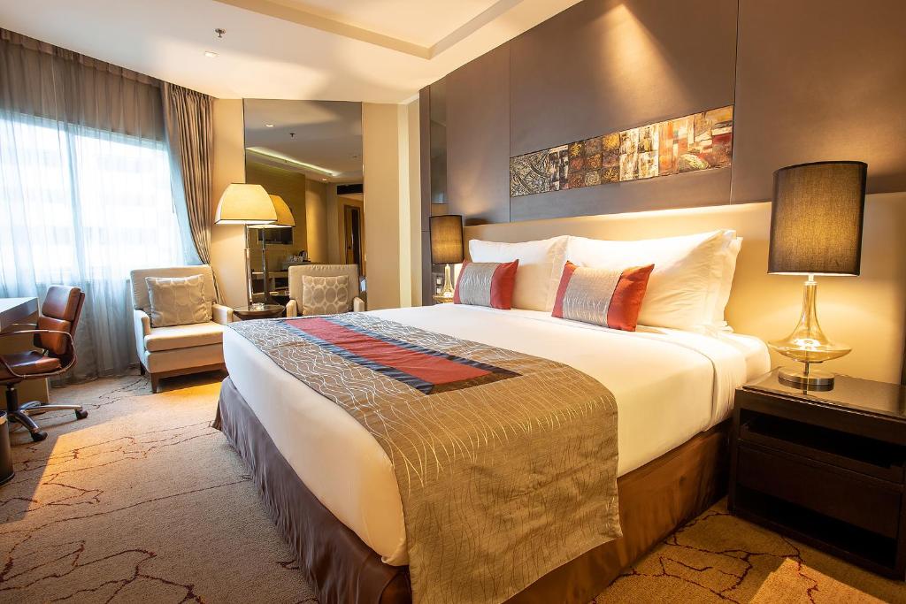 سرير أو أسرّة في غرفة في Graceland Bangkok by Grace Hotel - SHA Extra Plus