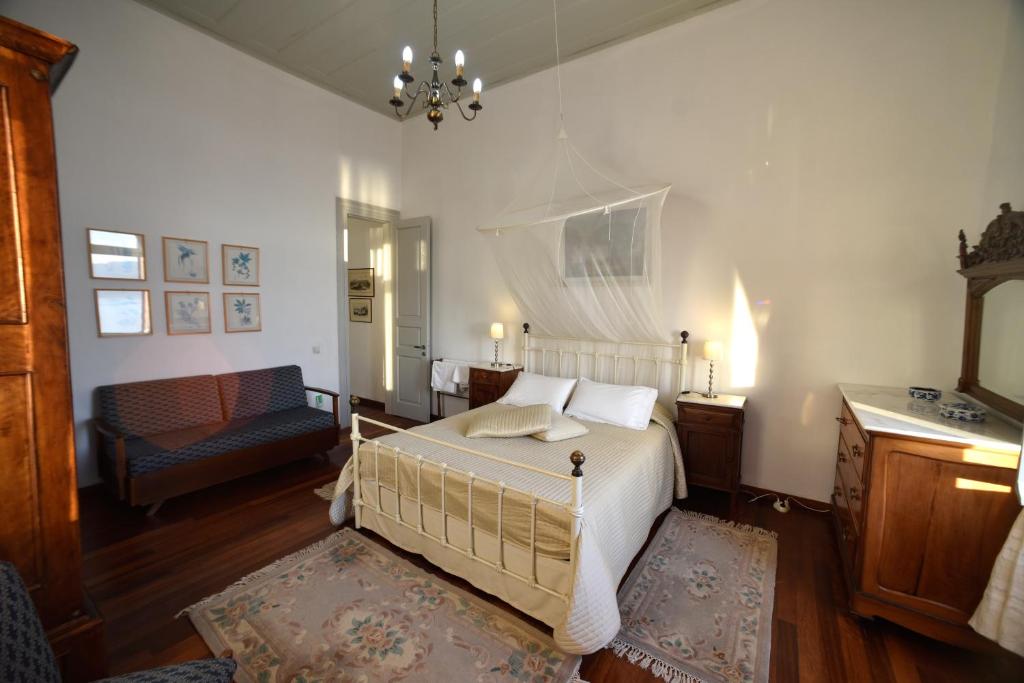 Postel nebo postele na pokoji v ubytování Molyvos Manor