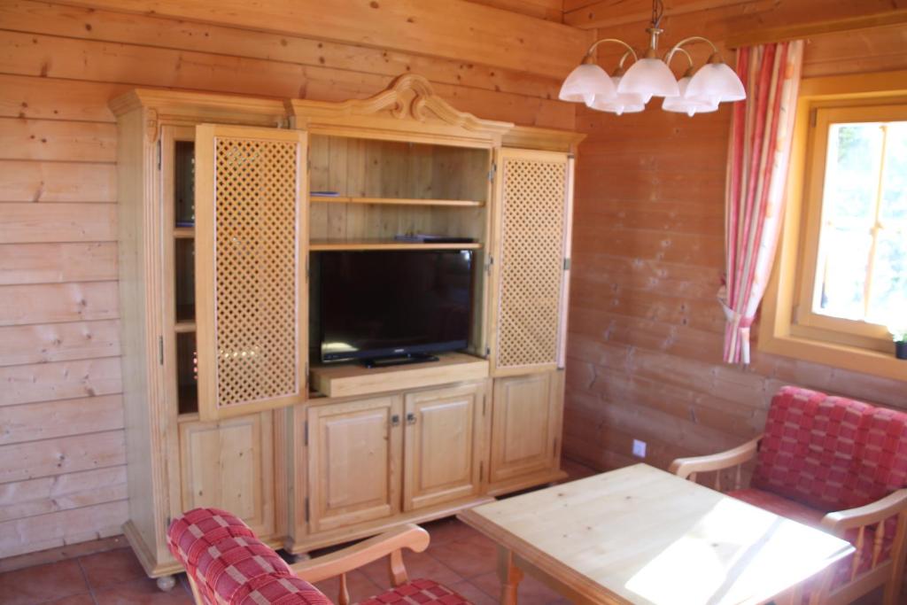 TV a/nebo společenská místnost v ubytování Almhaus Schreibmayer