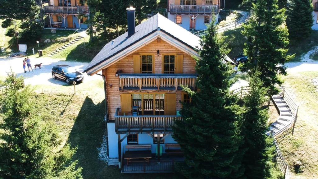 ein Holzhaus mit einer Veranda und einem Balkon in der Unterkunft Almhaus Schreibmayer in Hartelsberg