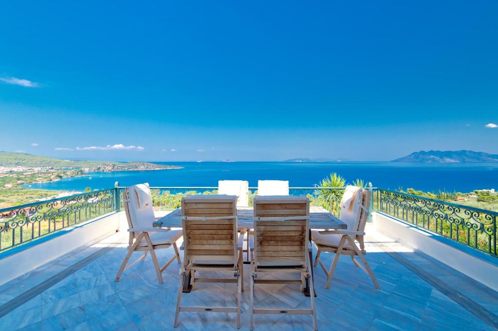 
A balcony or terrace at Villa Bamour With Paradise View
