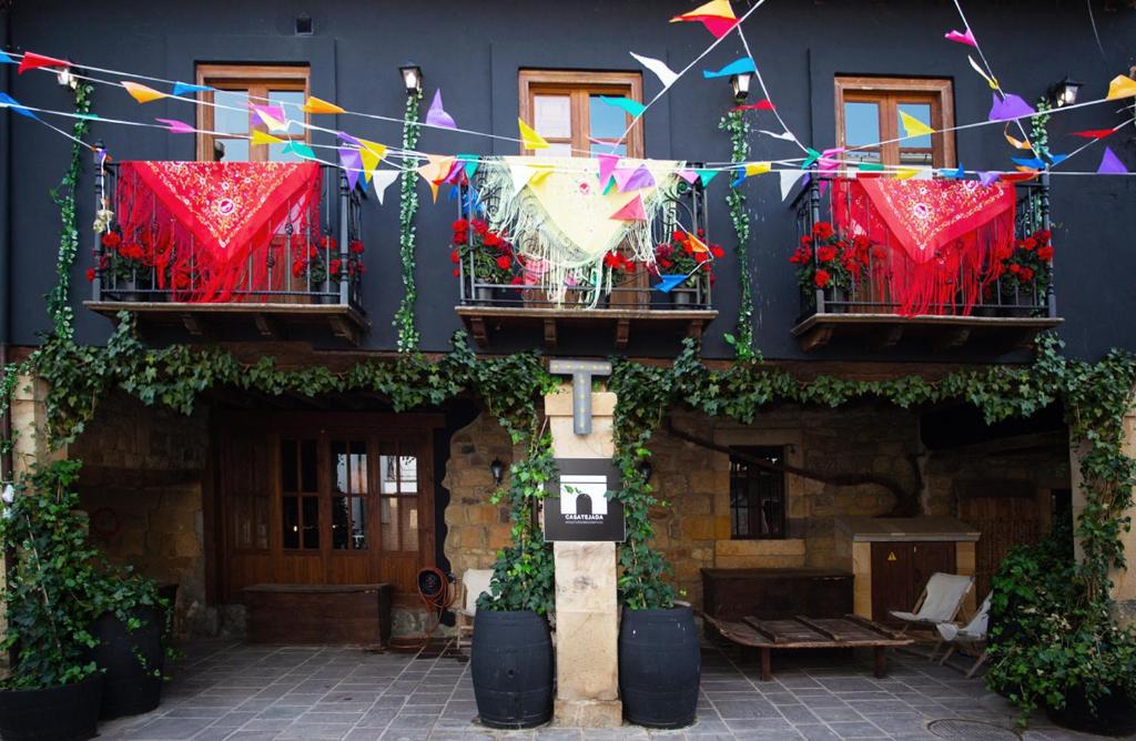 um edifício com bandeiras e flores nas varandas em Casa Tejada em Rúerrero