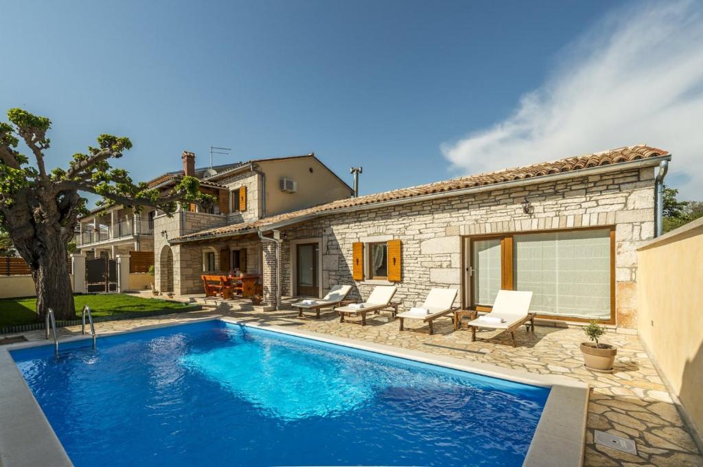 Bazén v ubytovaní Villa Natale with Private Pool and Garden alebo v jeho blízkosti