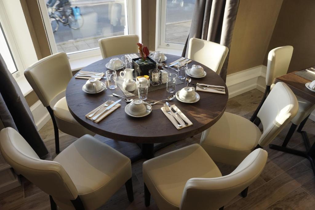 Un restaurante u otro lugar para comer en Halvard Hotel