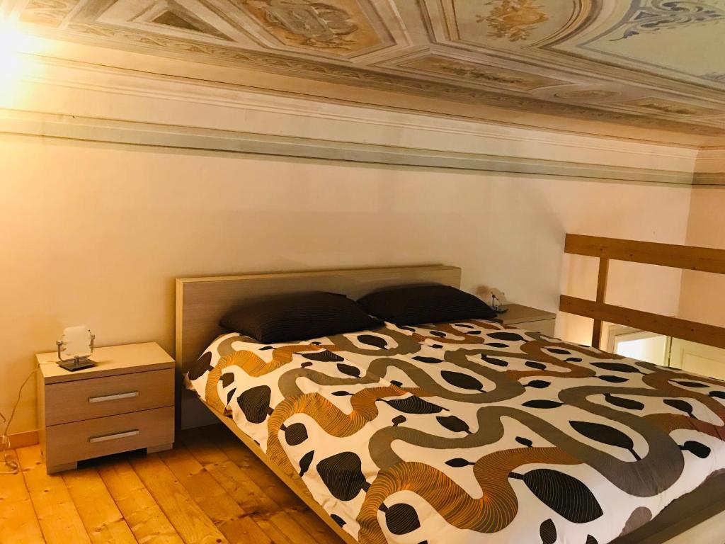 una camera con letto e soffitto a cassettoni di La Santissima a Firenze