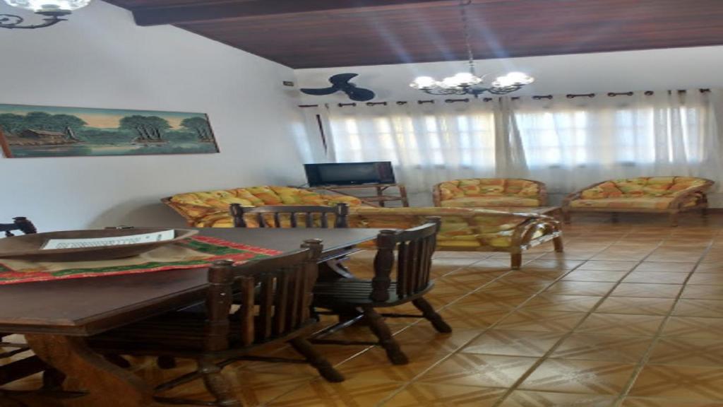  Casa com Piscina Itanhaem