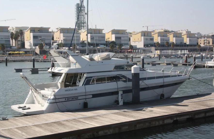 リスボンにあるBeautiful and magnific yachtの白い船が桟橋に停泊
