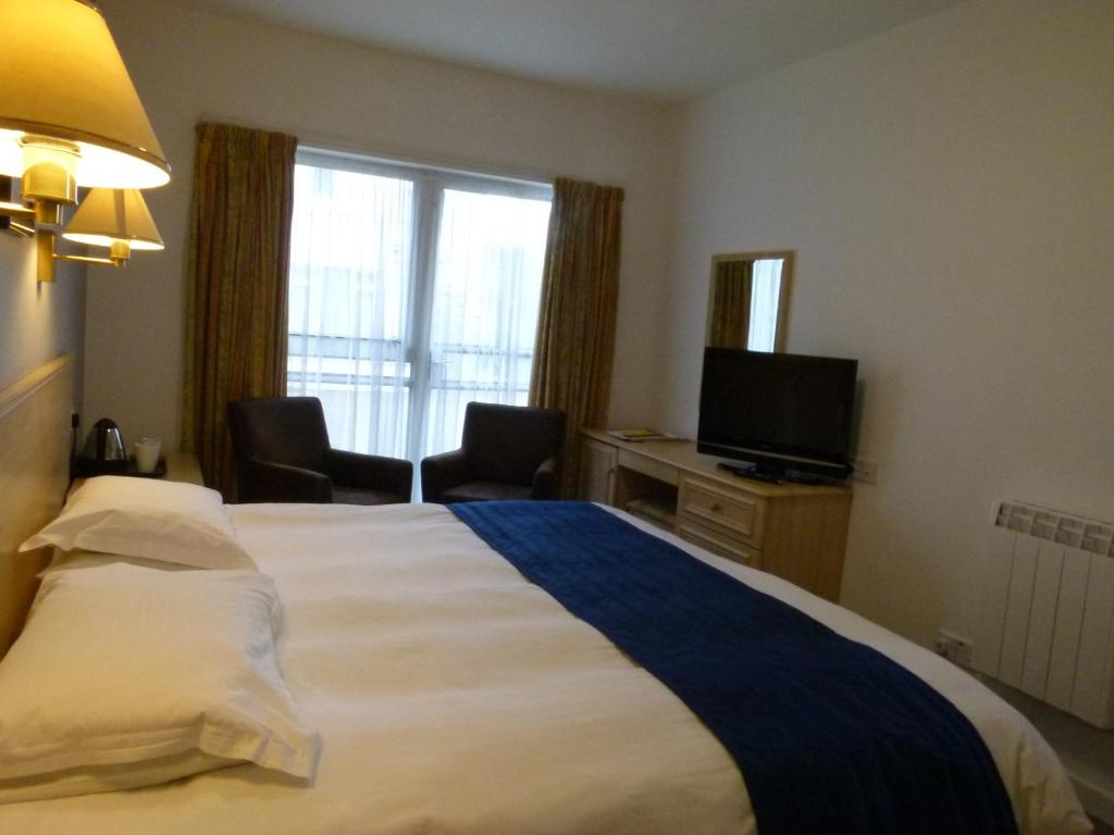 Postel nebo postele na pokoji v ubytování Beachcombers Hotel