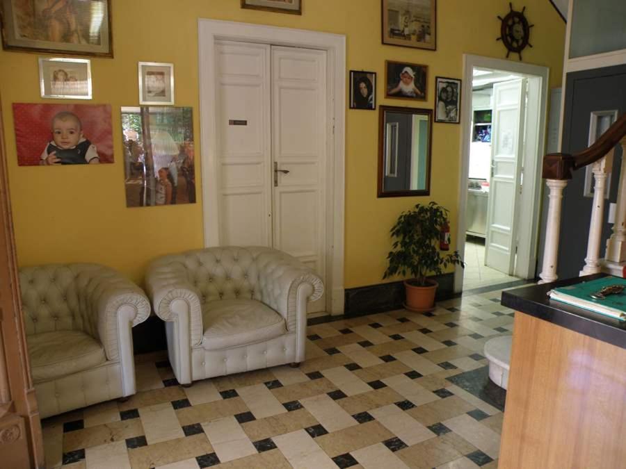 A seating area at Hotel kim
