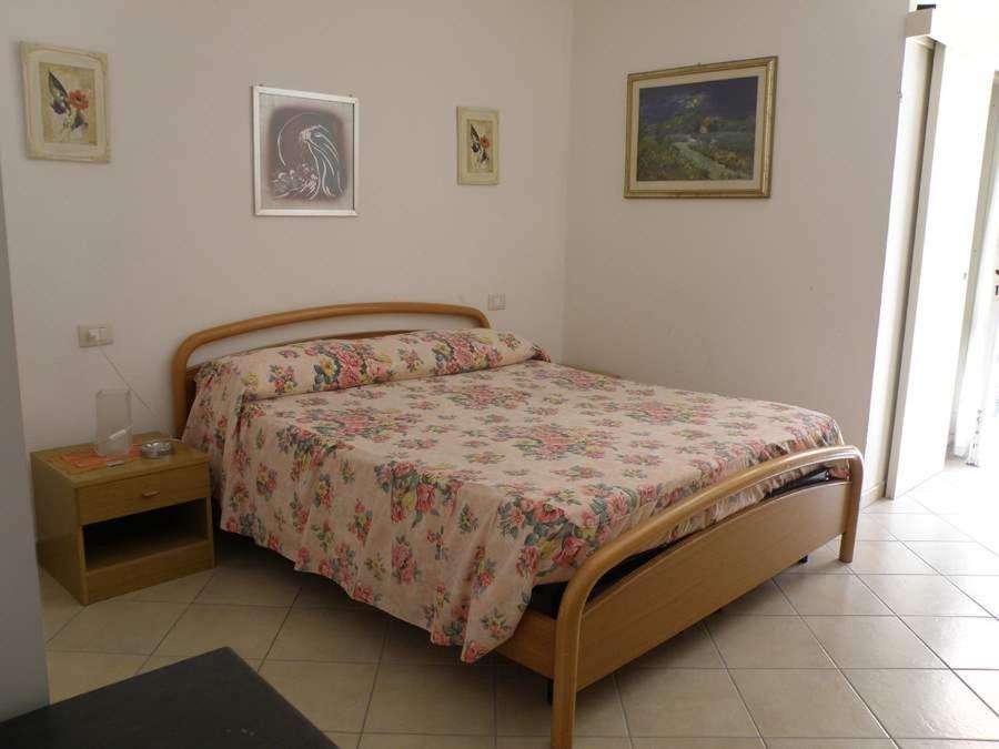A bed or beds in a room at Hotel kim